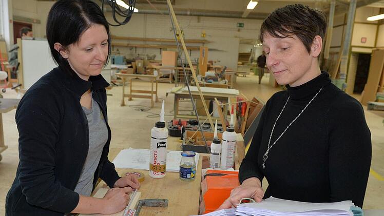 Bei den Gack Möbelwerkstätten ist die Ausbildung buchstäblich weiblich: Drei junge Frauen absolvieren derzeit in Hutschdorf ihre Lehre. Diana Löffler (links) wird Schreinerin, Christiane Weber durchläuft eine Umschulung zur Bürokauffrau. Die Dritte im Bunde ist Annika Braunersreuther. Fotos: Ronald Rinklef/Barbara Herbst