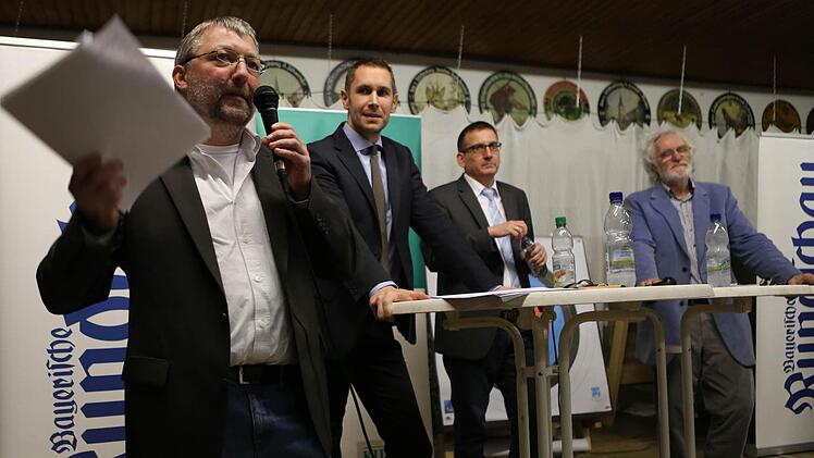 Einer der beiden Moderatoren wae Peter Engelbrecht (links) vom Nordbayerischen Kurier. Foto: Barbara Herbst