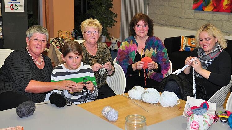 Seit drei Jahren treffen sich Frauen und auch Kinder in der Lichtstube im Mehrgenerationenhaus in Haßfurt, um gemeinsam zu häkeln und zu stricken, sich auszutauschen und ihr Können weiterzugeben. Die Gründung geht auf Ingrid Thieler (links) und eine Freundin von ihr zurück. Foto: Langer