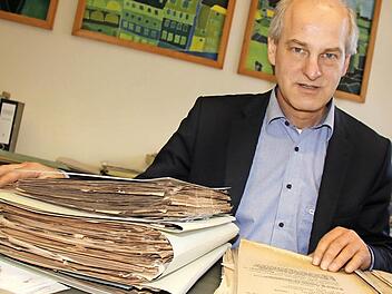 Klaus Rupprecht, der stellvertretende Leiter des Staatsarchivs Bamberg, mit einem Teil Staffelsteiner Akten. Fotos: Matthias Einwag