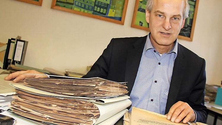 Klaus Rupprecht, der stellvertretende Leiter des Staatsarchivs Bamberg, mit einem Teil Staffelsteiner Akten. Fotos: Matthias Einwag