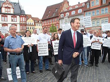 Ein zufriedener Michael Stoschek auf dem Weg in die Stadtratssitzung, in der es um eine Max-Brose-Straße geht.