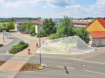 Auf der hell markierten Fläche an der Anton-Wölker-Schule (hinten Mitte) am Wachenrother Weg (vorne) sollen Parkplätze für die Eltern entstehen, die ihre Kinder in die neue Kita (hinten rechts) bringen.  Foto: Andreas Dorsch