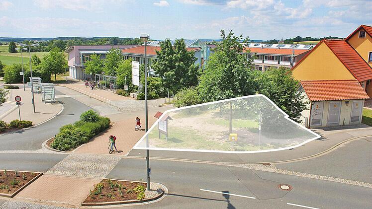 Auf der hell markierten Fläche an der Anton-Wölker-Schule (hinten Mitte) am Wachenrother Weg (vorne) sollen Parkplätze für die Eltern entstehen, die ihre Kinder in die neue Kita (hinten rechts) bringen.  Foto: Andreas Dorsch