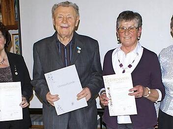 Von links: Antonie Kraus (40 Jahre), Adolf Tutor (60 Jahre), Gunda Schreiber (40 Jahre) und Vorsitzende Rosi Walter  Foto: Renate Neubecker