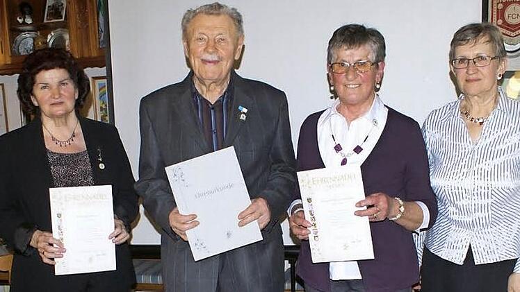 Von links: Antonie Kraus (40 Jahre), Adolf Tutor (60 Jahre), Gunda Schreiber (40 Jahre) und Vorsitzende Rosi Walter  Foto: Renate Neubecker