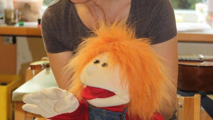 Die Handpuppe Max nimmt den Kindern oft die anfängliche Angst.  Foto: Andreas Schmitt