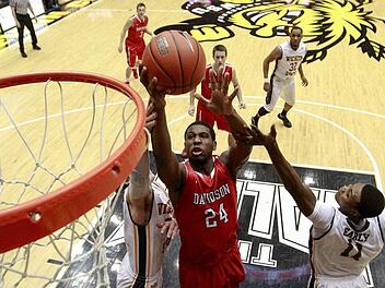 De Mon Brooks (Mitte) ist ein athletischer und agiler Power Forward und geht in der neuen Saison für Medi Bayreuth auf Korbjagd. Hier ein Bild aus seiner Zeit in der NCAA-College-League in den USA für die Uni von Davidson. Foto: Imago