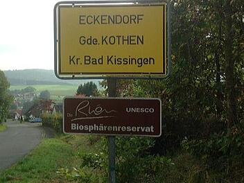 Nicht ganz der üblichen Praxis entspricht dieses Ortschild. Da wollen einige Ortsbewohner anscheinend Eigenständigkeit dokumentieren.Foto: Hans-Joachim Bauer