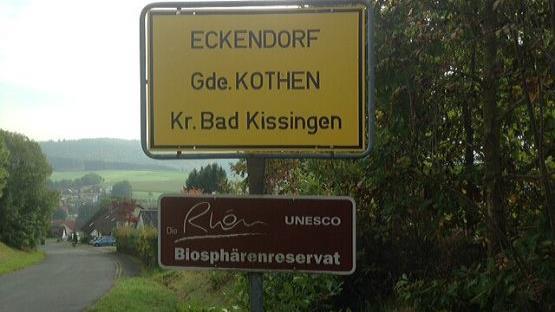 Nicht ganz der üblichen Praxis entspricht dieses Ortschild. Da wollen einige Ortsbewohner anscheinend Eigenständigkeit dokumentieren.Foto: Hans-Joachim Bauer