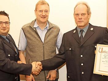 Vorsitzender Jochen Fischer zeichnete zusammen mit Bürgermeister Michael Keiling den Jubilar Marco Mechthold (von links) aus. Foto: mst