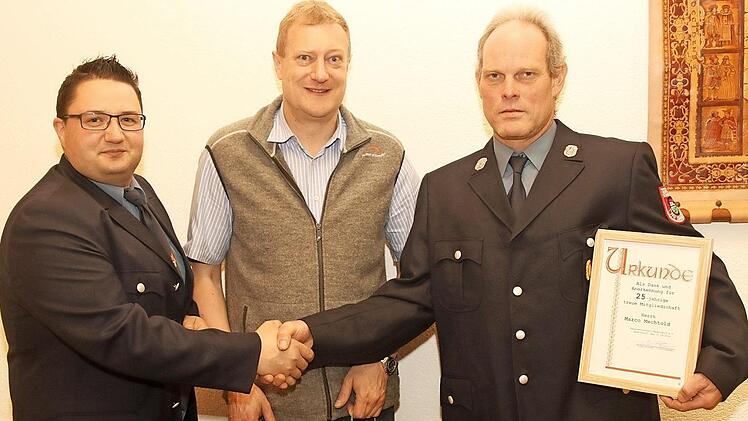 Vorsitzender Jochen Fischer zeichnete zusammen mit Bürgermeister Michael Keiling den Jubilar Marco Mechthold (von links) aus. Foto: mst