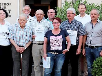 Matthias Goß (2. v. r.) und Ute Salzner (l.) mit den Geehrten Foto: J. Blum