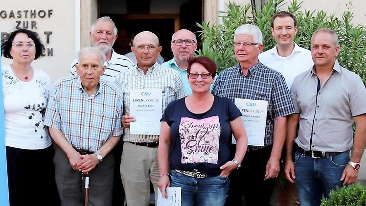 Matthias Goß (2. v. r.) und Ute Salzner (l.) mit den Geehrten Foto: J. Blum