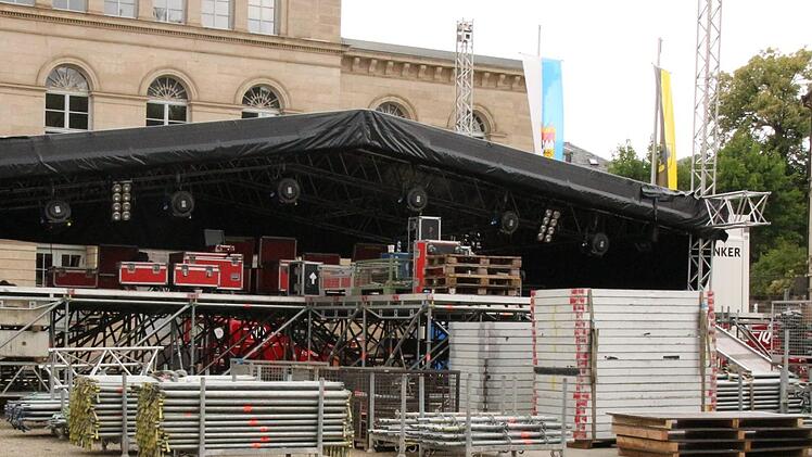 In nur einem Tag wurde die Bühne fast fertig aufgebaut.Foto: Sakia Nauer