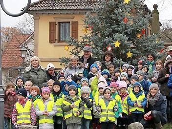 Die Rugendorfer Schul- und Kindergartenkinder haben den Weihnachtsbaum am Dorfplatz mit selbst gebastelten Sternen geschmückt. Foto: Klaschka