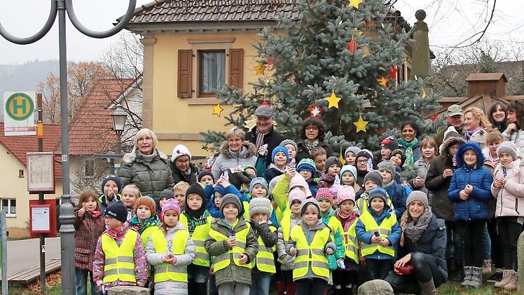Die Rugendorfer Schul- und Kindergartenkinder haben den Weihnachtsbaum am Dorfplatz mit selbst gebastelten Sternen geschmückt. Foto: Klaschka