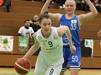 Julia Förner (vorne) ist kürzlich volljährig geworden. Keine Zeit zum Innehalten: Die Kemmernerin ist nicht die Einzige im DJK-Team, die die Vorbereitung aufs Abitur und Basketball voll fordern. Foto: sportpress