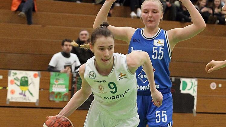 Julia Förner (vorne) ist kürzlich volljährig geworden. Keine Zeit zum Innehalten: Die Kemmernerin ist nicht die Einzige im DJK-Team, die die Vorbereitung aufs Abitur und Basketball voll fordern. Foto: sportpress