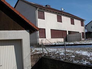 Das Lehrerwohnhaus in der Haarder Burgstraße wird abgerissen. Foto: Ewald Kiesel