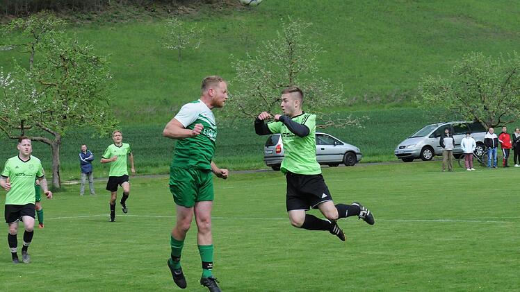 Kein tätlicher Angriff von Christian Mützel  vom SV Machtilshausen (rechts) gegen Christoph Baier vom FC Hammelburg, sondern ein rassiges Kopfballduell.  Die "Dörfler" bezwangen die "Städter" im A-Klassen-"Schlagabtausch" mit 5:0.ssp