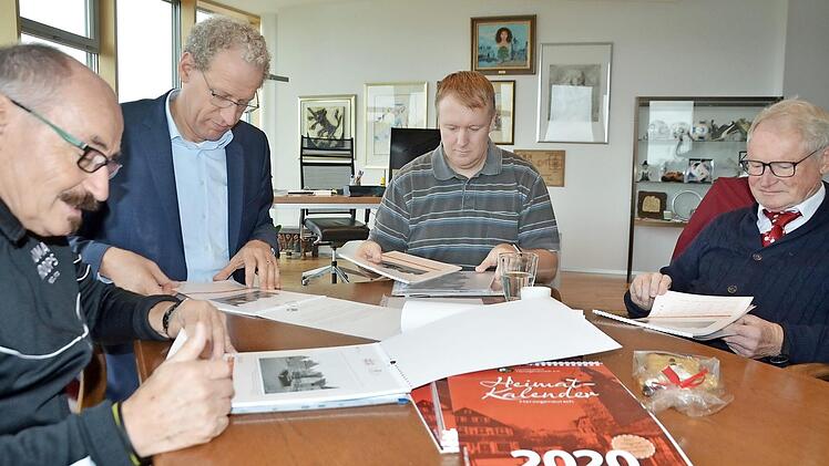 Beim Stöbern in den ersten, druckfrischen Exemplaren des Herzogenauracher Heimatkalenders für 2020 (von links): Helmut Fischer, German Hacker, Christian Kindler und Klaus-Peter Gäbelein  Foto: Bernhard Panzer