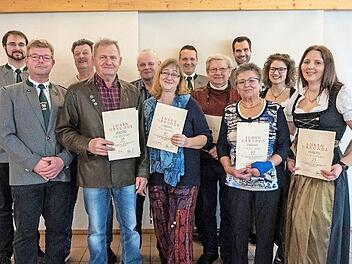 Bei den Ehrungen (von links): Andreas Hofmann (Schriftf&uuml;hrer), Bernd Arold (Vorsitzender), Lothar Hilz (40 Jahre), Benno G&ouml;&szlig;wein (50), Franz Seelmann (40), Ina Hofmann (40), Thorsten Keilholz (25), Erwin Ackermann (40), Henriette Ackermann (40), Andreas Hilz (Kassier und Schatzmeister), Anna Therjan ( 2. Jugendleiterin), Carmen Trautner (25)  Foto: privat