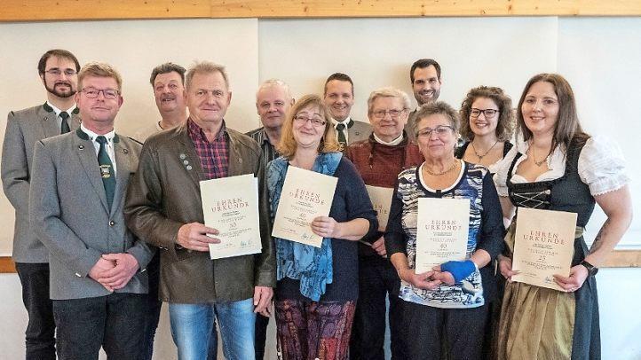 Bei den Ehrungen (von links): Andreas Hofmann (Schriftführer), Bernd Arold (Vorsitzender), Lothar Hilz (40 Jahre), Benno Gößwein (50), Franz Seelmann (40), Ina Hofmann (40), Thorsten Keilholz (25), Erwin Ackermann (40), Henriette Ackermann (40), Andreas Hilz (Kassier und Schatzmeister), Anna Therjan ( 2. Jugendleiterin), Carmen Trautner (25)  Foto: privat