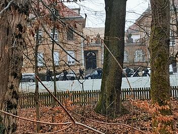 Seltsame Szenen in Bamberg: Polizisten marschieren mit Baumst&auml;mmen durch Stadt