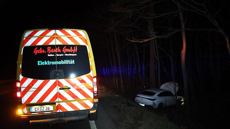 Nürnberg: Überholmanöver missglückt - Auto landet in Waldstück