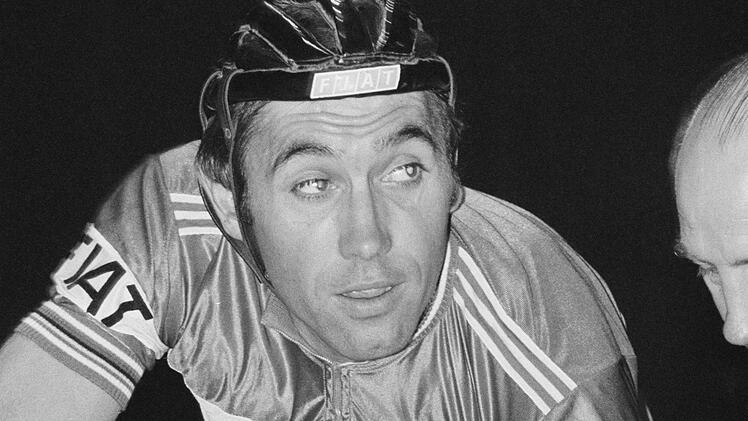 Der belgische Radprofi Eddy Merckx, hier im Jahr 1977, galt als der beste Fahrer seiner Zeit. In der Doku "Mythos Tour 2" spricht die Legende über Unterschiede im Radsport zwischen früher und heute.