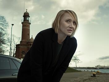 Nora Weiss (Anna Maria M&uuml;he) f&uuml;hlt sich zunehmend in die Enge getrieben. Wie kann sie ihre Unschuld beweisen, bevor die Kollegen ihr auf die Schliche kommen?