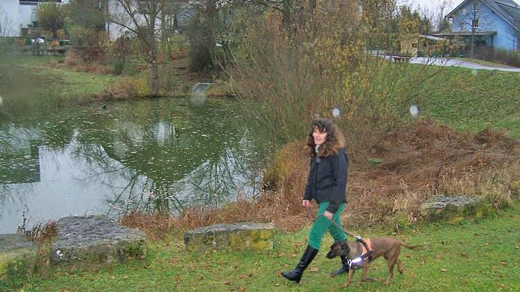 Das Biotop  in Bischberg wird von Hundesitzern beim Gassi-Gehen gerne angesteuert, hier  Renate Heinz und ihr Gebirgsschweißhund Ayla. Selbstverständlich hat Frauchen einen Entsorgungsbeutel dabei.  Als Gemeindekämmerin will sie Vorbild sein. Foto: privat