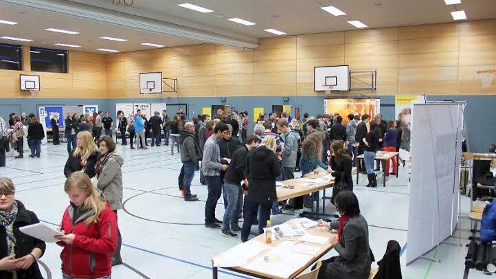 Die Turnhalle war ein Raum, in dem sich die Firmen präsentieren konnten, dazu kamen das Foyer sowie Teile des Neubaus.