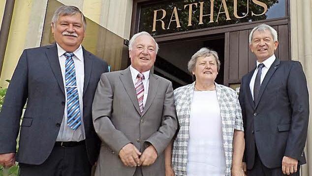 Bürgermeister Max-Dieter Schneider (links) und Landrat Johann Kalb rahmen den neuen Ehrenbürger Alfons Keller und dessen Ehefrau Maria ein. Foto: Walter Hanslok