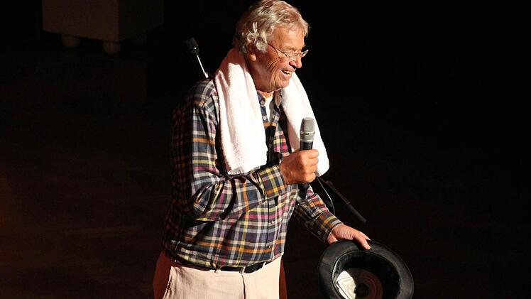 Gerhard Polt beim Auftritt mit den Well-Brüdern im Bad Kissinger Regentenbau.  Foto: Ralf Ruppert
