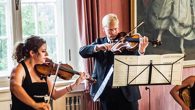 Impressionen vom Wandel-Konzert auf Schloss Callenberg im Rahmen des Festivals "Klanggrenzen": Alejandra Navarro und Andreas HilfFoto: Jochen Berger
