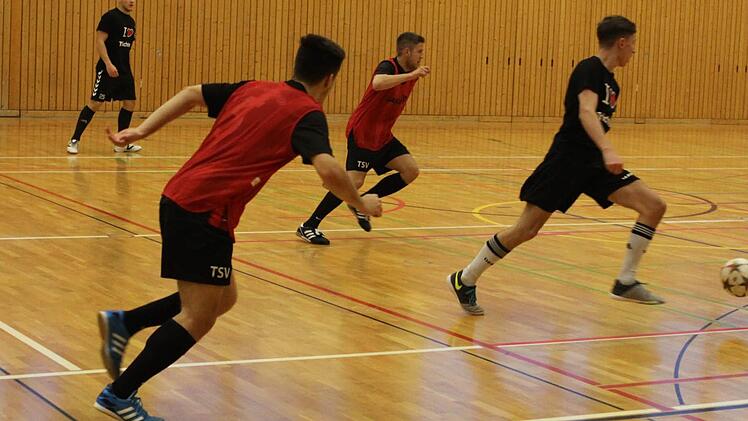Spannenden und guten Hallenfußball gab es auch beim 3. Nordwald-Soccer-Cup in der Nordwaldhalle zu sehen. Fotos: Michael Wunder