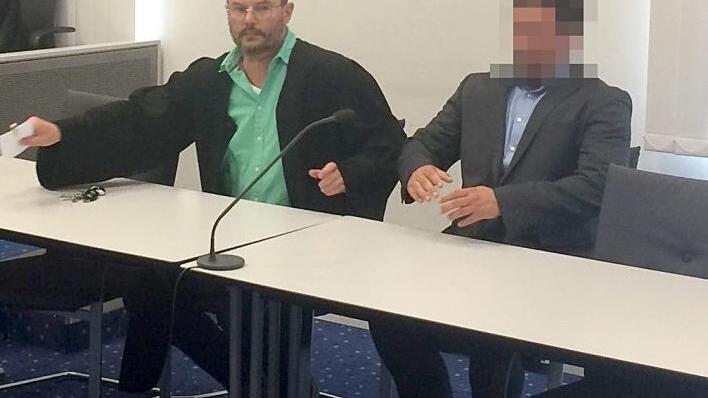 Der 45 Jahre alte, derzeit noch vom Dienst suspendierte Polizeibeamte (rechts) mit seinem Verteidiger, Rechtsanwalt Dieter Widmann  Foto: Gertrud Glössner-Möschk