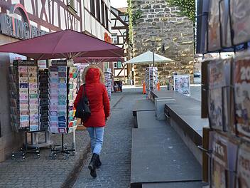Sondernutzungs-Erlaubnisse sind erforderlich, wenn es um die Genehmigung von Außenbestuhlungen oder auch Warenauslagen geht. Eine Satzung hierfür hat die Stadt aber nicht.  Foto: Bernhard Panzer