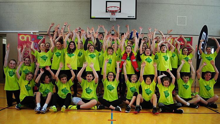 Die 40 Schüler, die bei diesem sportlichen Wettbewerb teilgenommen haben.