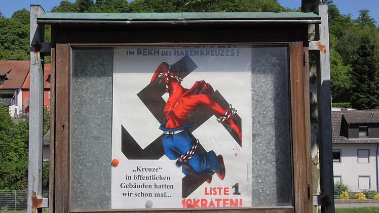 Das ist das umstrittene Plakat. Mittlerweile h&auml;ngt es nicht mehr im Schaukasten am Freibad. Der SPD-Ortsverein  nahm es auf Druck des Bezirksverbandes Unterfranken der Sozialdemokraten ab.   Klaus Schmitt/Archiv