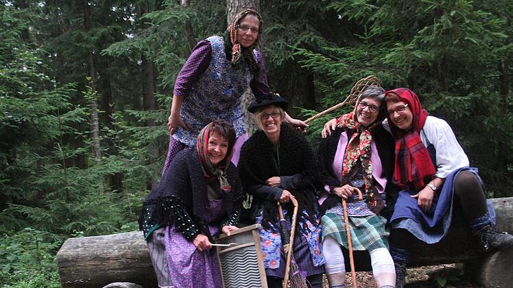 Die Events auf der Strecke gefielen den Teilnehmern: Die Frankenwaldweiber  sangen fr&auml;nkische Lieder und bewirteten die Wanderer. Foto: Sonny Adam