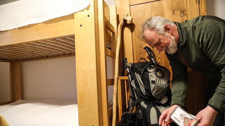 Dieter Sawinsky in einem Zimmer der Pilgerherberge. Foto: Barbara Herbst
