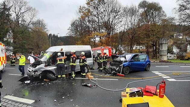 Die Fahrerin des Transit musste von der Feuerwehr aus dem Fahrzeug geborgen werden Foto: Susanne Deuerling