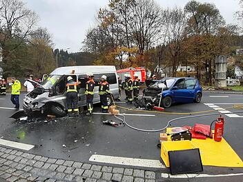 Die Fahrerin des Transit musste von der Feuerwehr aus dem Fahrzeug geborgen werden Foto: Susanne Deuerling