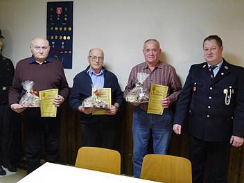 Für 60-jährige Mitgliedschaft im Feuerwehrverein Schondra ehrte der Vereinsvorsitzende Rainer Förg (rechts) Willi Vogler (von links), Anton Morshäuser und Gregor Karges jeweils mit einer Urkunde und einem Präsent. Fotos: Oswald Türbl