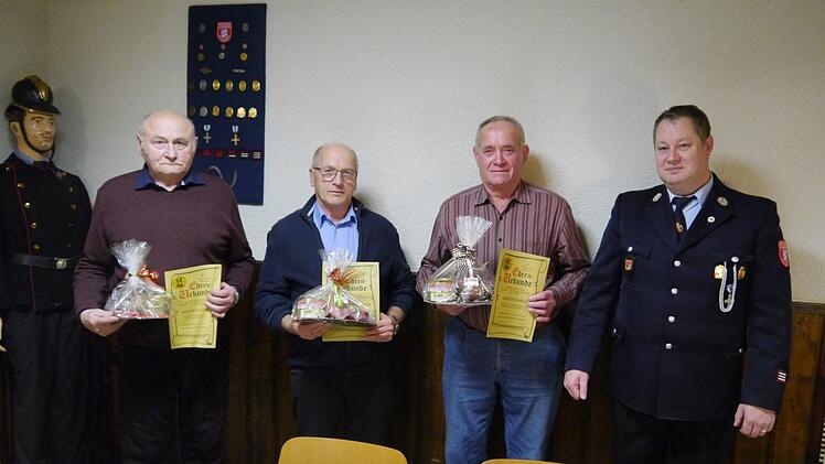 Für 60-jährige Mitgliedschaft im Feuerwehrverein Schondra ehrte der Vereinsvorsitzende Rainer Förg (rechts) Willi Vogler (von links), Anton Morshäuser und Gregor Karges jeweils mit einer Urkunde und einem Präsent. Fotos: Oswald Türbl