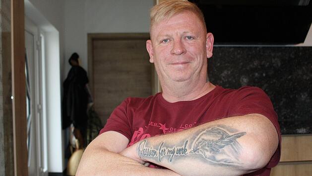 Oliver Fell wohnt mit seiner Lebensgef&auml;hrtin im Ortskern von Oberleichtersbach. Seine Tattoos sind sein Markenzeichen. Foto: Julia Raab