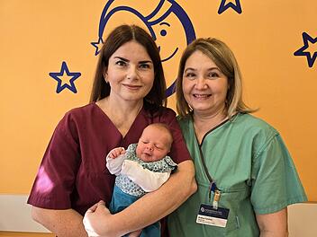 Krankenhaus Lauf feiert das 500. Baby des Jahres und gratuliert der Familie